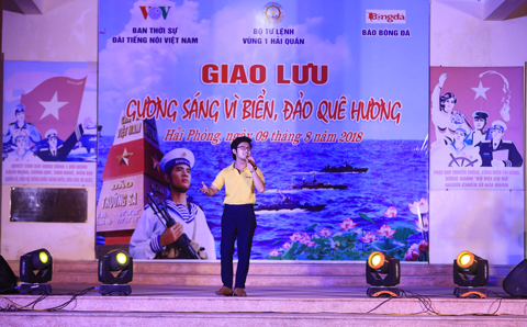 Tiết mục “Nơi đảo xa” do ca sỹ Việt Dũng trình bày