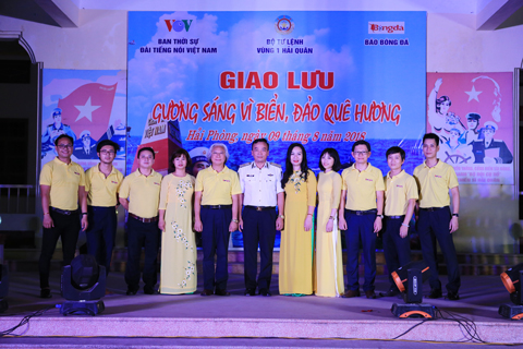 Đoàn báo Bóng đá chụp ảnh lưu niệm với Chuẩn Đô đốc Phạm Văn Quang, Chính ủy BTL vùng 1 Hải quân
