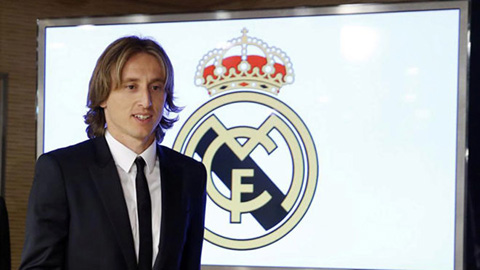 Modric ở lại Real, nhận lương ngang Ramos