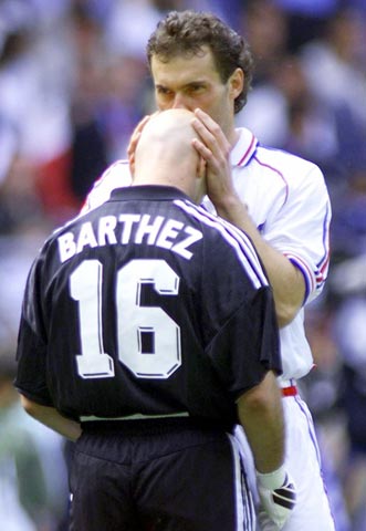 Số 16 của Barthez  có “sự tích” lạ