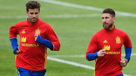 ĐT Tây Ban Nha: Pique ra đi, Ramos 'sầu lẻ bóng'
