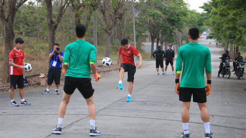 Trong khi các đồng đội chạy, căng cơ thả lỏng thì hai thủ môn là Văn Hoàng, Tiến Dũng tập riêng với bóng cùng HLV Đức Cảnh trên mặt sân bê tông. 