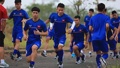 Bị BTC chơi khó, Olympic Việt Nam phải 'luyện công' trên sân bê tông