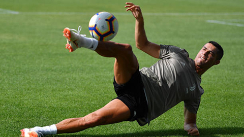 Ronaldo 'đá xoáy' Real, khen Juventus như một gia đình