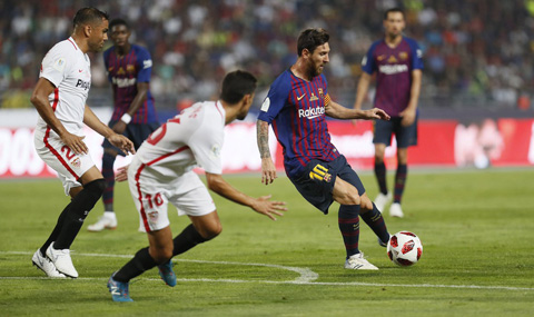 Messi ghi dấu giầy trong cả 2 bàn thắng của Barca