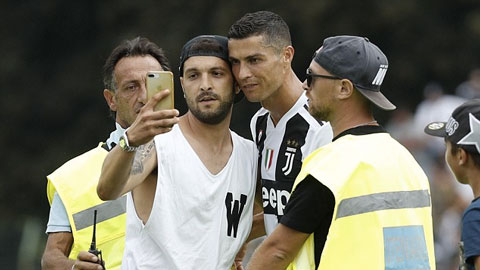 Fan cuồng phá hỏng trận ra mắt của Ronaldo với Juventus