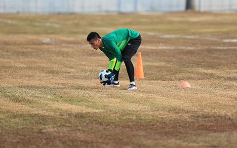 Vi không có khoảng trống nên thủ môn Bùi Tiến Dũng và Nguyễn Văn Hoàng buộc phải ở lại mặt sân cỏ để tập luyện với HLV thủ môn Đức Cảnh. 
