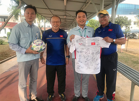 Trước khi buổi tập diễn ra, HLV Park Hang Seo đã cùng Trưởng đoàn Dương Vũ Lâm trao tặng chiếc áo có đầy đủ chữ ký của đội để gửi tặng lãnh đạo Tập đoàn Samsung tại Cikarang khi hỗ trợ đội sân tập. 