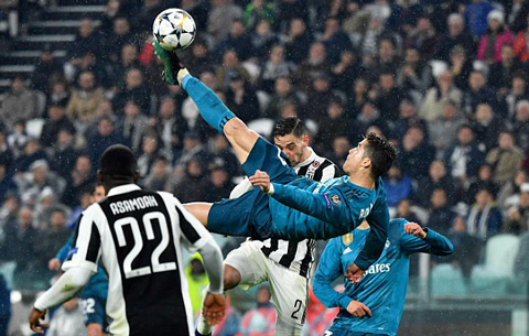 Pha ngả bàn đèn của Ronaldo vào lưới Juve