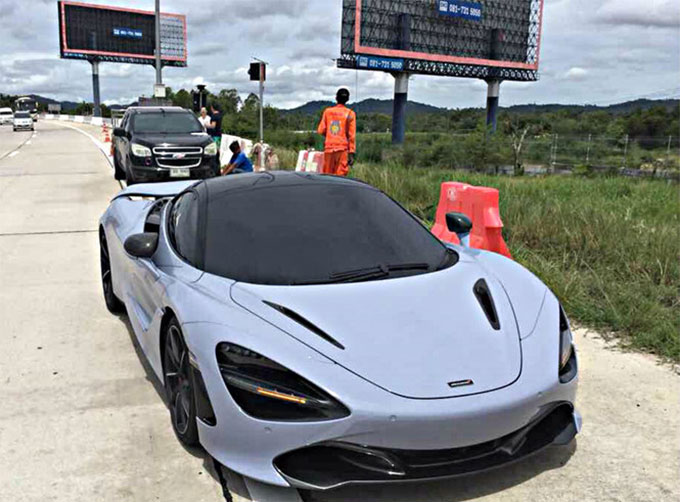 McLaren 720S bị đâm móp đuôi