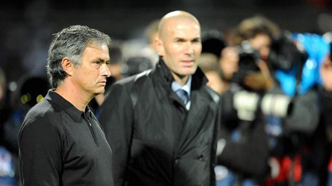 Zidane (phải) muốn đến M.U thay chỗ Mourinho trong mùa giải tới