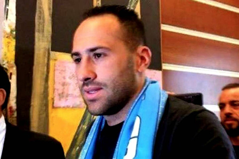 Ospina với khăn quàng cổ của Napoli