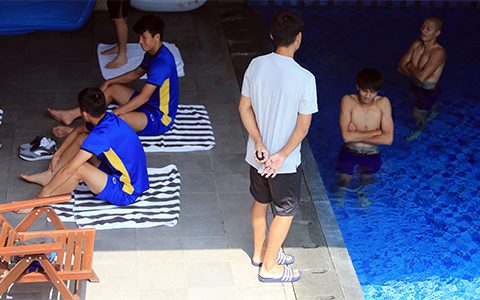 Tại đây, các cầu thủ Việt Nam đã vô tình chạm mặt các cầu thủ Olympic Nhật Bản. Đội bóng xứ sở mặt trời mọc cũng chia 2 nhóm tập luyện như Olympic Việt Nam.