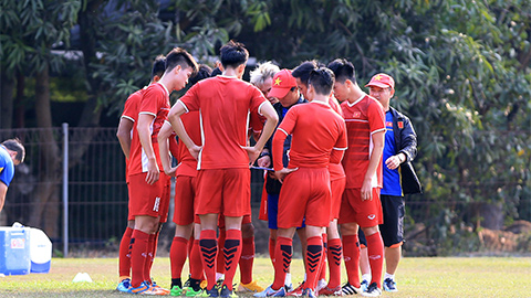 Nhóm cầu thủ được cho là đá chính có buổi họp nhanh với trợ lý Lee Young Jin ngay trước phần thi đấu đối kháng trên phạm vi hẹp 