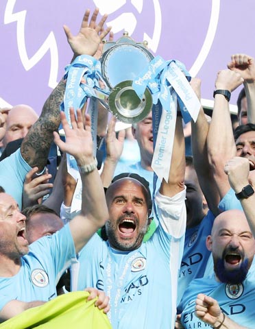 Pep Guardiola giành chức vô địch cùng Man City mùa 2017/18