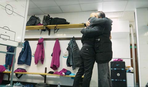 Pep luôn ôm cộng sự Manuel Estiarte trước mỗi trận đấu