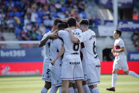 Huesca bất ngờ có chiến thắng 2-1 ngay ở trận đầu tiên tại La Liga