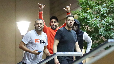 Mahrez ăn mừng chiến thắng trước 'cửa nhà' Mourinho
