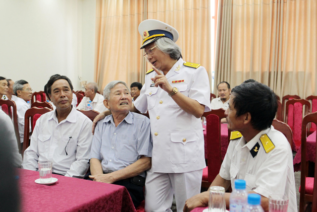 Tổng biên tập Nguyễn Văn Phú xúc động và vui mừng gặp lại thủ trưởng đầu tiên của Tiểu đoàn 473 là Đại uý Phạm Đình Dùng