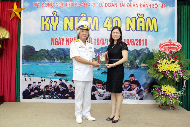 Tổng biên tập Nguyễn Văn Phú tặng quà cho đại diện lãnh đạo Trung tâm điều dưỡng người có công đóng tại Côn Sơn (T.X Chí Linh)
