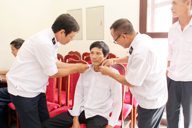 Những người đồng đội năm xưa khi gặp lại không giấu được sự xúc động. Họ quan tâm, chăm sóc cho nhau từ những việc nhỏ nhất.