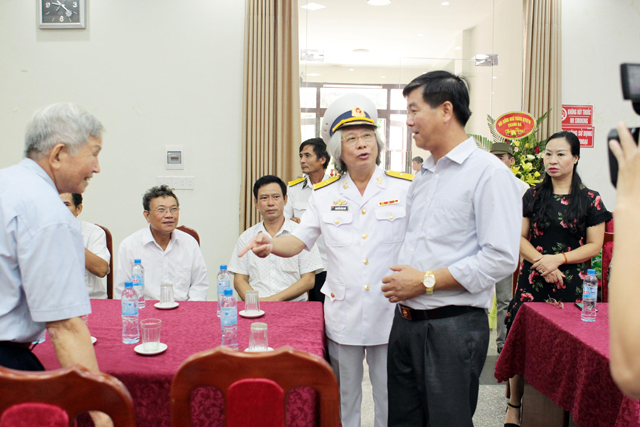 Tổng biên tập Nguyễn Văn Phú giới thiệu với Đại tá Nguyễn Quốc Doanh các thành viên đời đầu của Tiểu đoàn 473