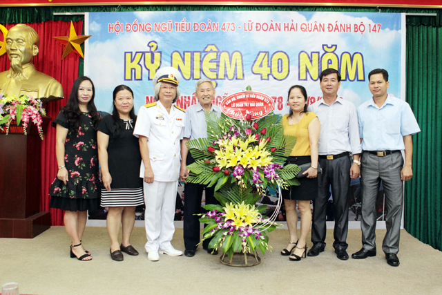 Đại tá Nguyễn Quốc Doanh tặng hoa nhân kỷ niệm 40 năm ngày nhập ngũ Tiểu đoàn 473
