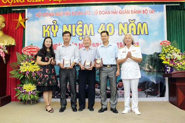 Tổng biên tập Nguyễn Văn Phú tặng món quà kỷ niệm cho các vị lãnh đạo