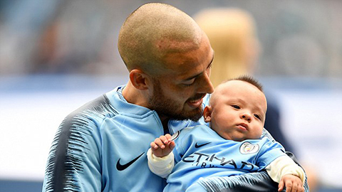 Silva đưa con trai đến sân, Man City đại thắng Huddersfield