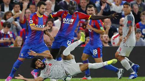 Tình huống Salah bị đốn ngã trong vòng cấm dẫn đến quả penalty mở tỷ số cho Liverpool