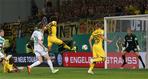 Witsel giúp Dortmund thoát hiểm phút chót