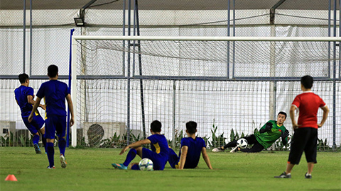 Ở phần sân đối diện, các cầu thủ khác cũng tập đá penalty với thủ môn Bùi Tiến Dũng 