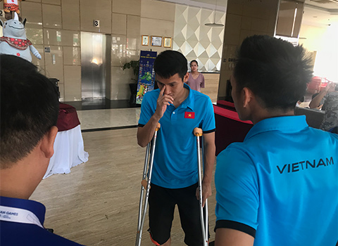 10h30 sáng ngày 22/8, tiền vệ Hùng Dũng đã thu dọn hành lý để chia tay các đồng đội cùng BHL về nước chữa trị chấn thương gãy ngón chân cái gặp phải trong trận đấu với Nhật Bản