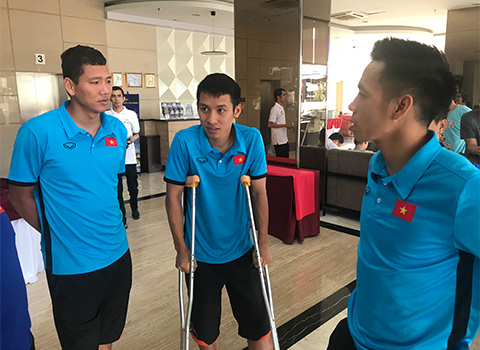Đổi lại, tiền vệ của Hà Nội FC cũng nhận được những lời động viên của các đàn anh như Anh Đức, Văn Quyết trước khi trở về Việt Nam 
