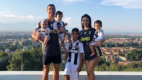 Cả nhà Ronaldo diện đồng phục Juventus