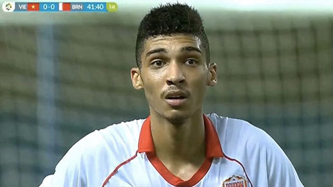 Cầu thủ Bahrain khóc sau khi nhận thẻ đỏ do phạm lỗi với Văn Thanh