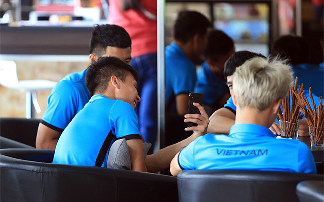 Sau chiến thắng trước Olympic Bahrain, HLV Park Hang Seo quyết định cho các học trò nghỉ xả hơi một ngày không phải tập luyện. Tranh thủ ngày nghỉ hiếm hoi, các tuyển thủ dạy sớm ăn sáng rồi cùng nhau xuống sảnh ngồi uống cafe 