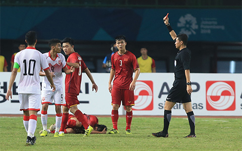 May mắn không thua, Olympic Việt Nam lại bất ngờ được chơi hơn người kể từ phút 42 khi tiền đạo Sanad Ahmed của Bahrain nhận thẻ đỏ trực tiếp sau pha vào bóng nguy hiểm với Văn Thanh