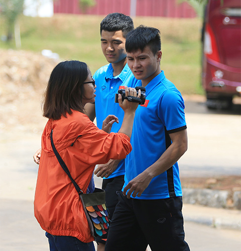 Sự năng nổ, không ngại khó để có thể truyền tải những thông tin nóng nhất về đội tuyển của nữ phóng viên trẻ này khiến các đồng nghiệp và cả các thành viên của Olympic Việt Nam hết sức ngưỡng mộ - Ảnh: Đức Cường 