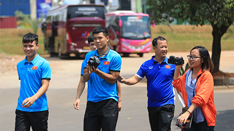 Nữ phóng viên Thanh Huyền tác nghiệp trong một buổi đi dạo của Olympic Việt Nam - Ảnh: Đức Cường