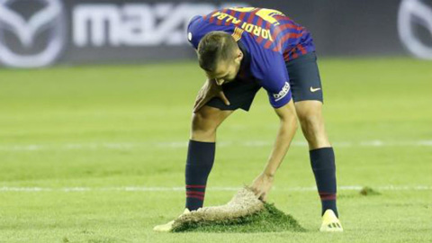 Bị chơi khăm đá trên mặt 'ruộng khoai', Barca đòi đâm đơn kiện