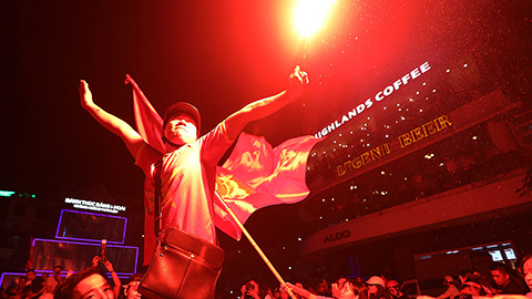 Biển người đổ ra đường trong đêm lịch sử của Olympic Việt Nam