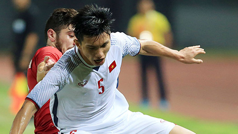 Dính 2 thẻ vàng liên tiếp, Văn Hậu bị treo giò ở trận bán kết với Hàn Quốc