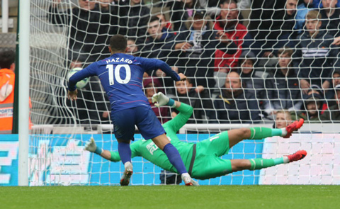 Hazard được bầu chọn là cầu thủ xuất sắc nhất trận gặp Newcastle