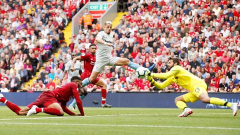 Alisson (bìa phải) giúp Liverpool là đội duy nhất chưa thủng lưới tại Premier League mùa này