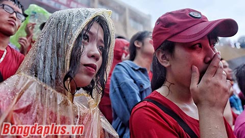 Nước mắt trong mưa của các CĐV Việt Nam