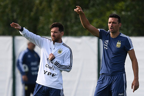 HLV Scaloni và Messi từng làm việc với nhau tại ĐT Argentina năm 2017