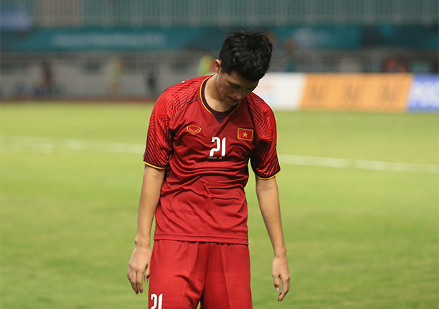 Đình Trọng cúi đầu khi trận đấu khép lại. Sau 5 trận giữ trắng lưới, trung vệ của Hà Nội cùng các đồng đội đã phải nhận 3 bàn thua trong cuộc đối đầu với Hàn Quốc 