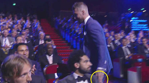 Ramos lại cố tình 'đụng chạm' vào vai Salah
