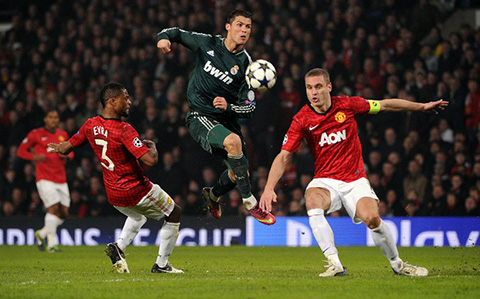 Ronaldo từng đối đầu M.U trong màu áo Real